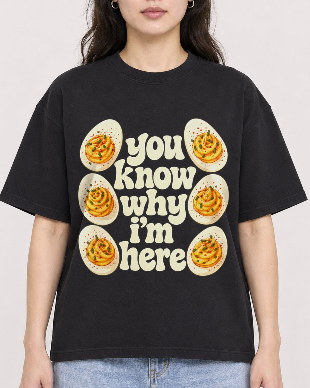 Mockup Boxy Heavyweight Tee Black female close-up 03