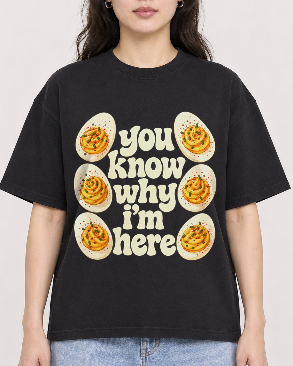 Mockup Boxy Heavyweight Tee Black female close-up 03