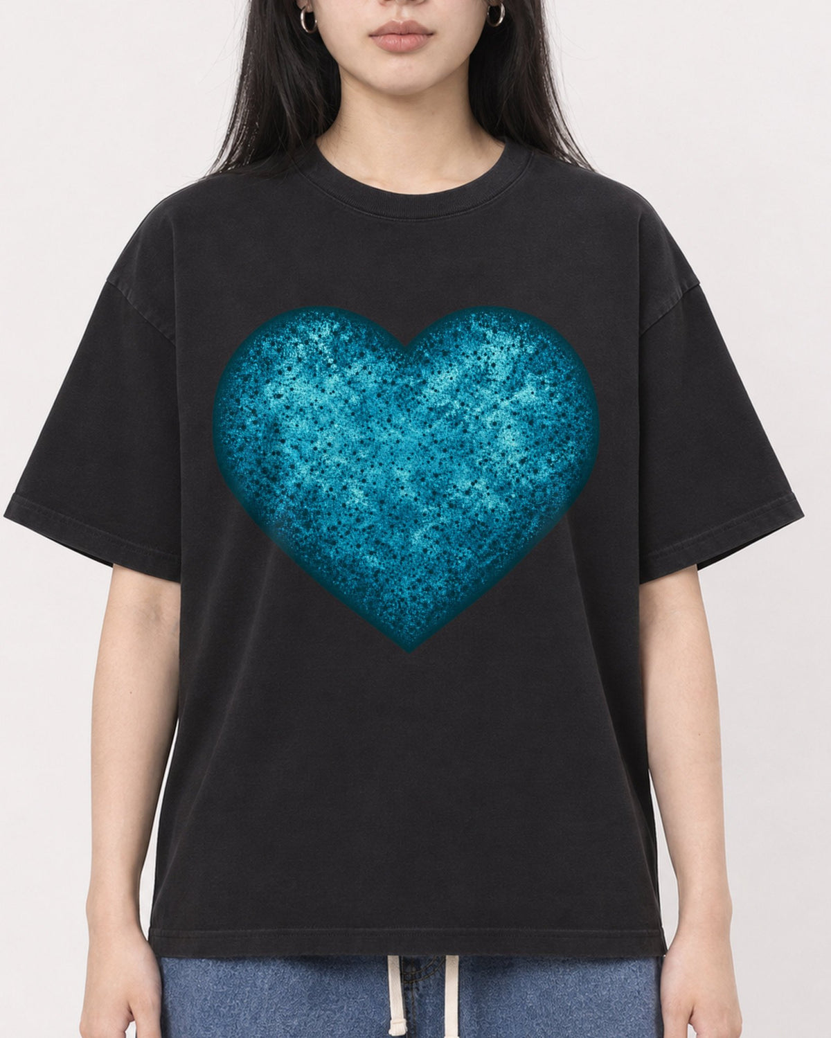 Mockup Boxy Heavyweight Tee Black female close-up 01