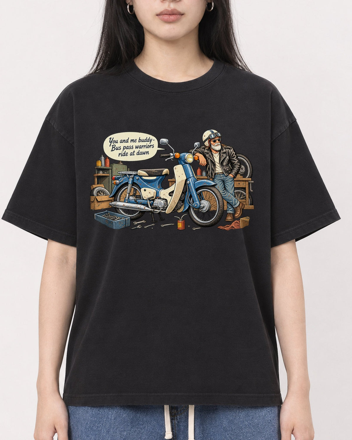 Mockup Boxy Heavyweight Tee Black female close-up 01