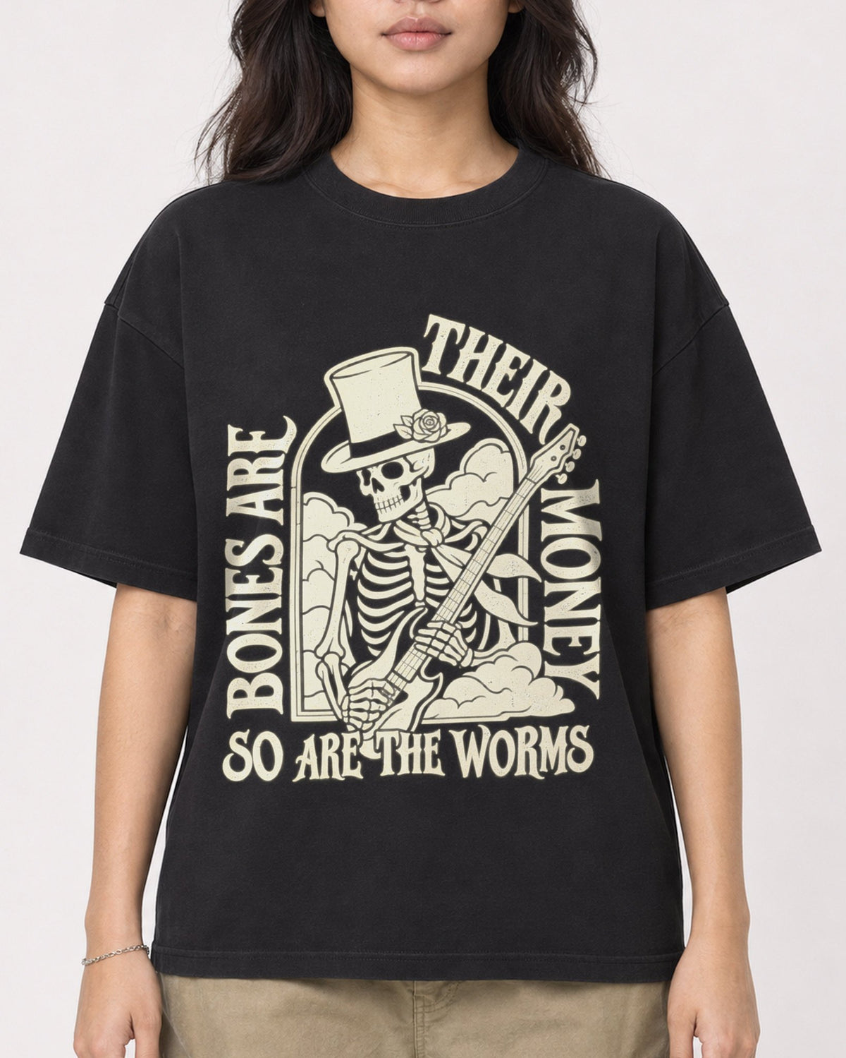 Mockup Boxy Heavyweight Tee Black female close-up 02