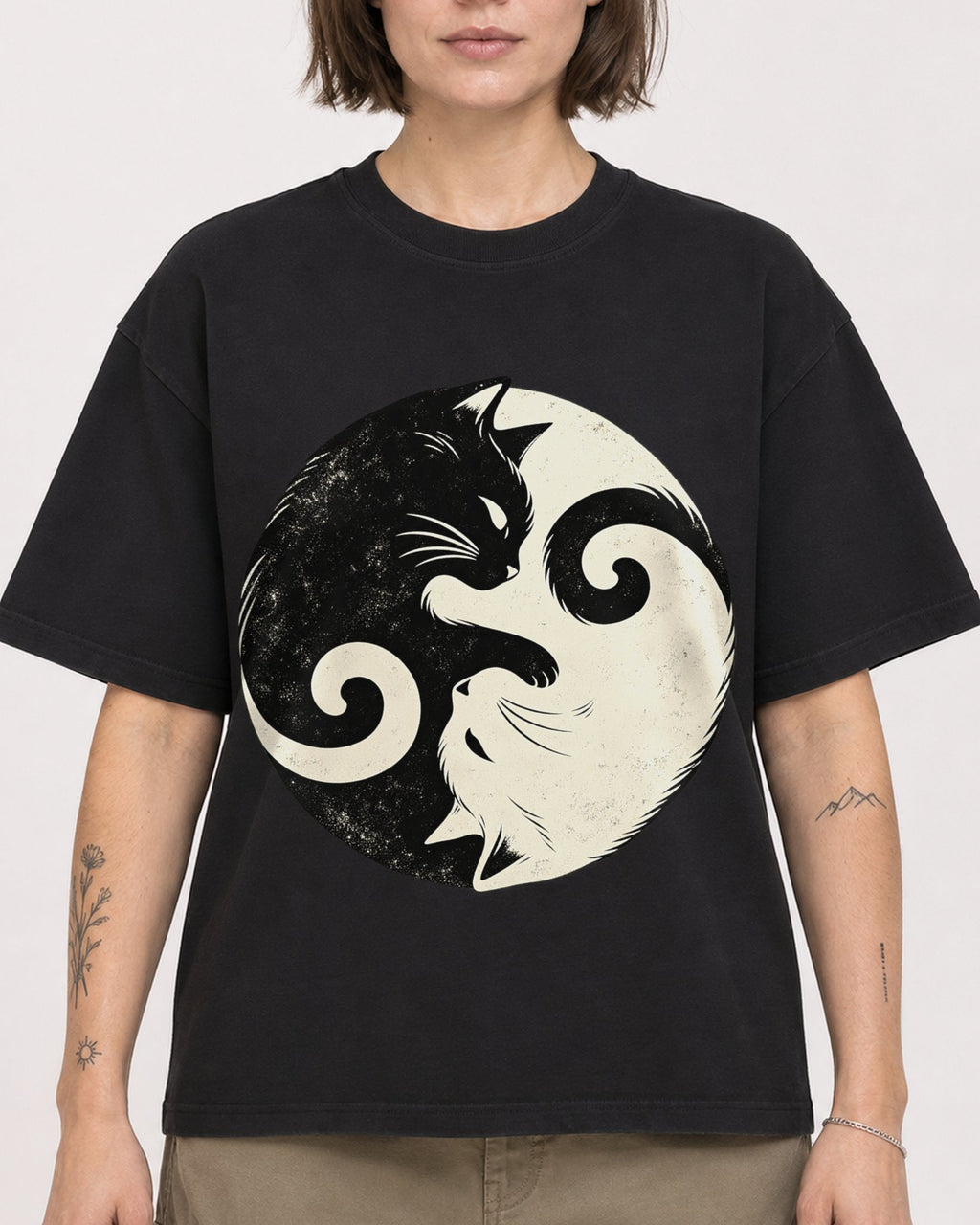 Mockup Boxy Heavyweight Tee Black female close-up 18
