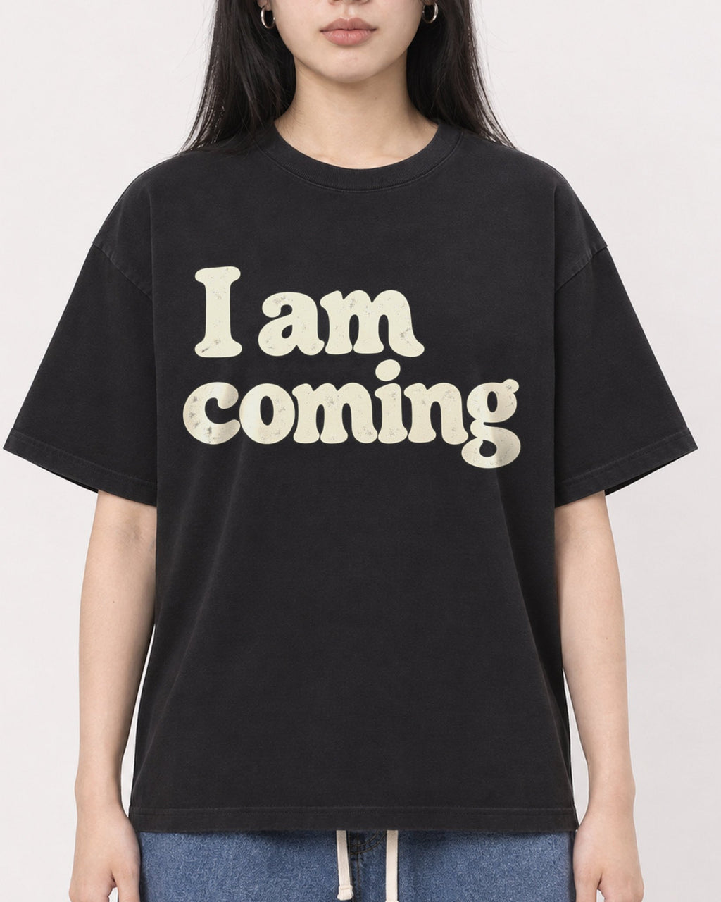 Mockup Boxy Heavyweight Tee Black female close-up 01