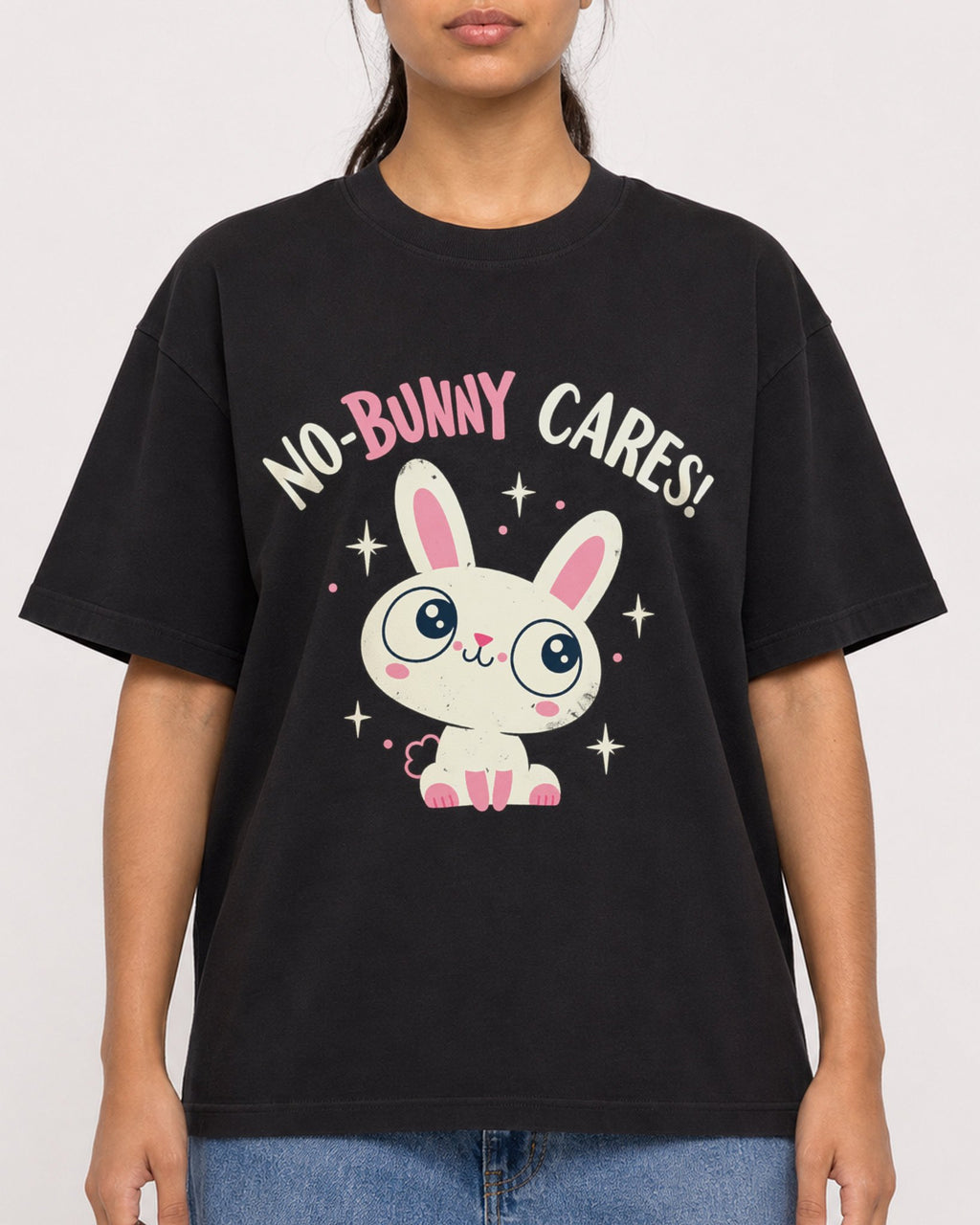 Mockup Boxy Heavyweight Tee Black female close-up 16