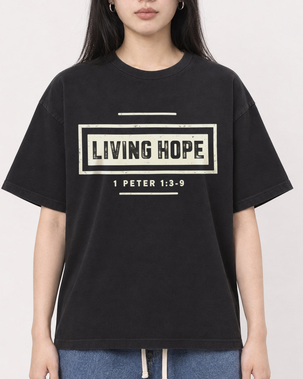 Mockup Boxy Heavyweight Tee Black female close-up 01