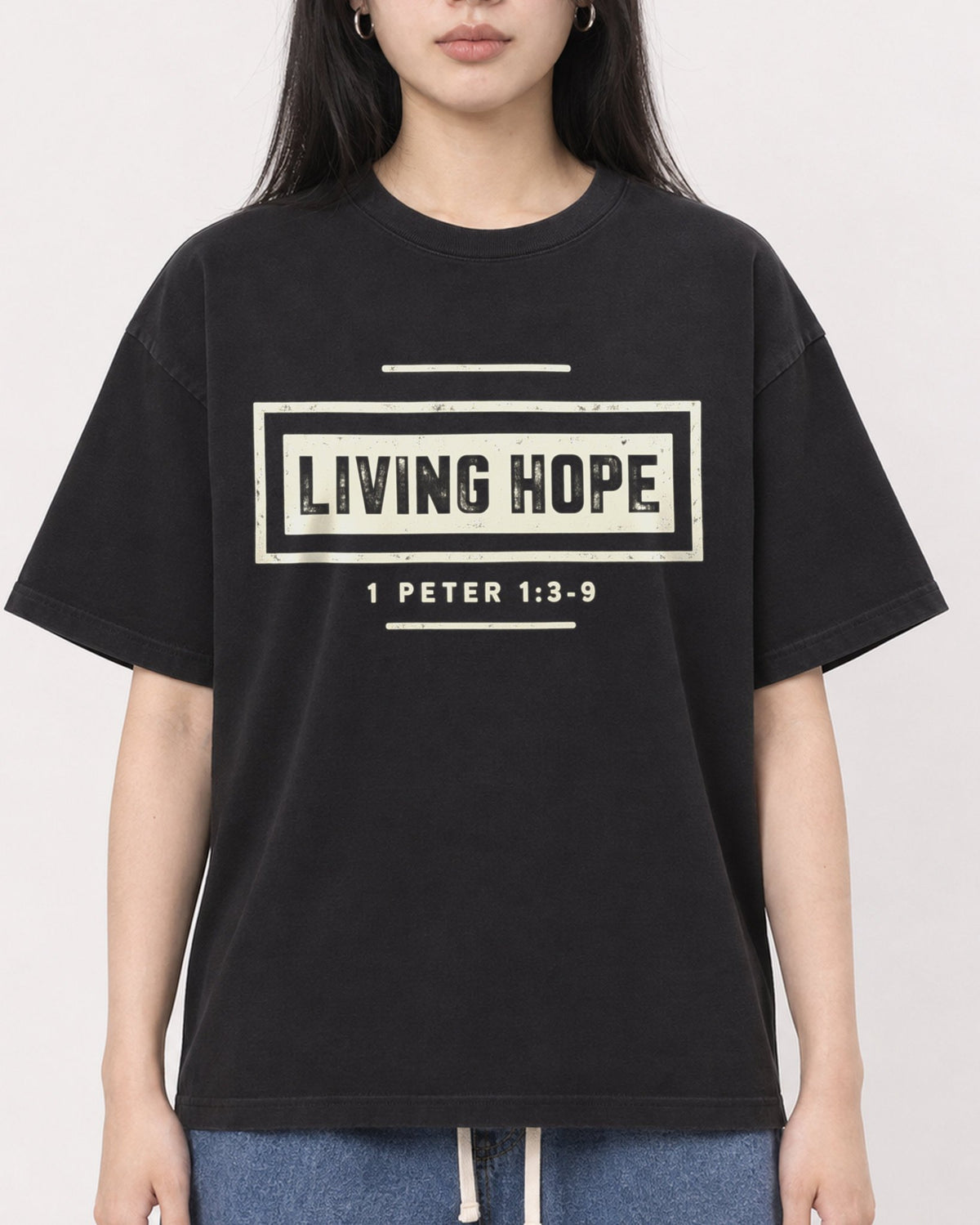 Mockup Boxy Heavyweight Tee Black female close-up 01