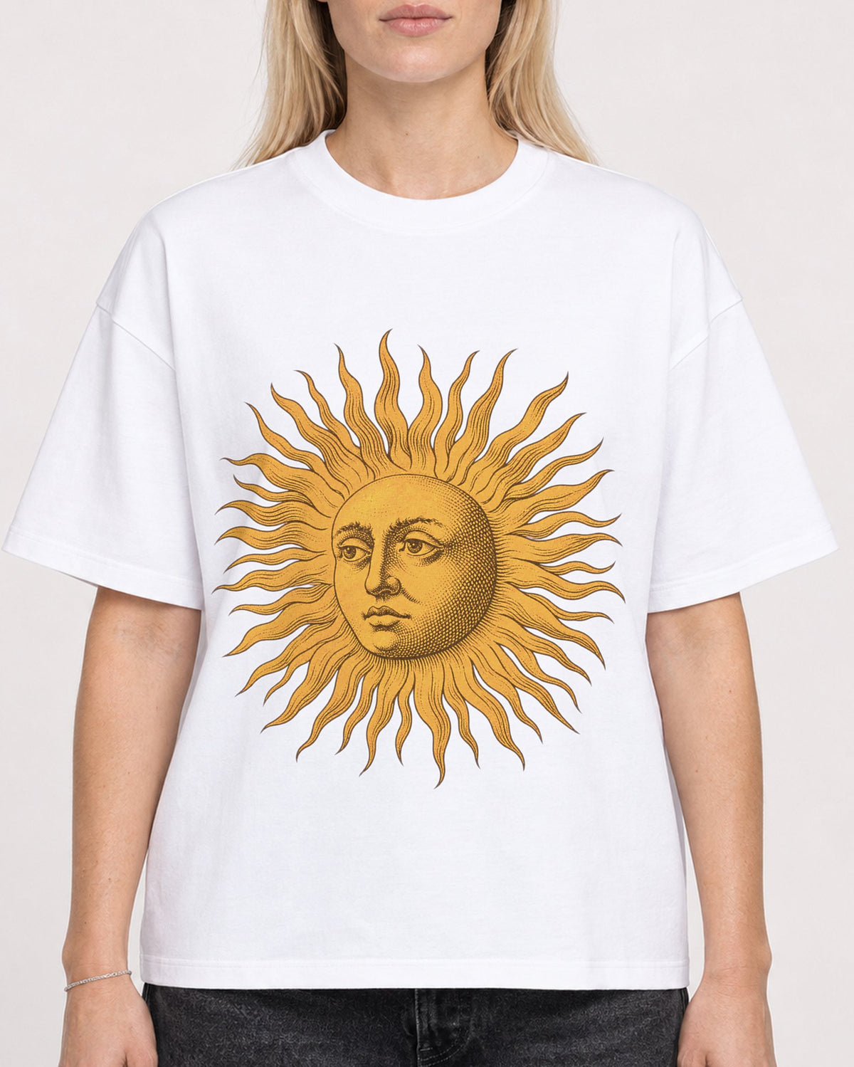 Mockup Boxy Heavyweight Tee White female close-up 08