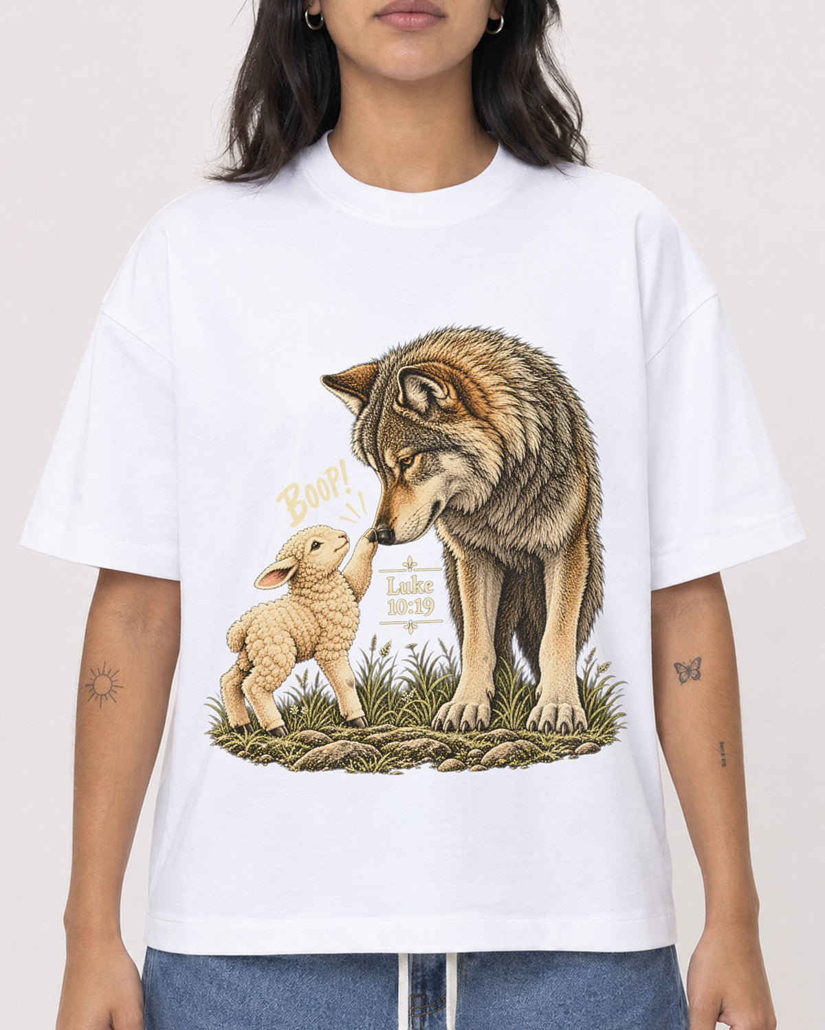 Mockup Boxy Heavyweight Tee White female close-up 36