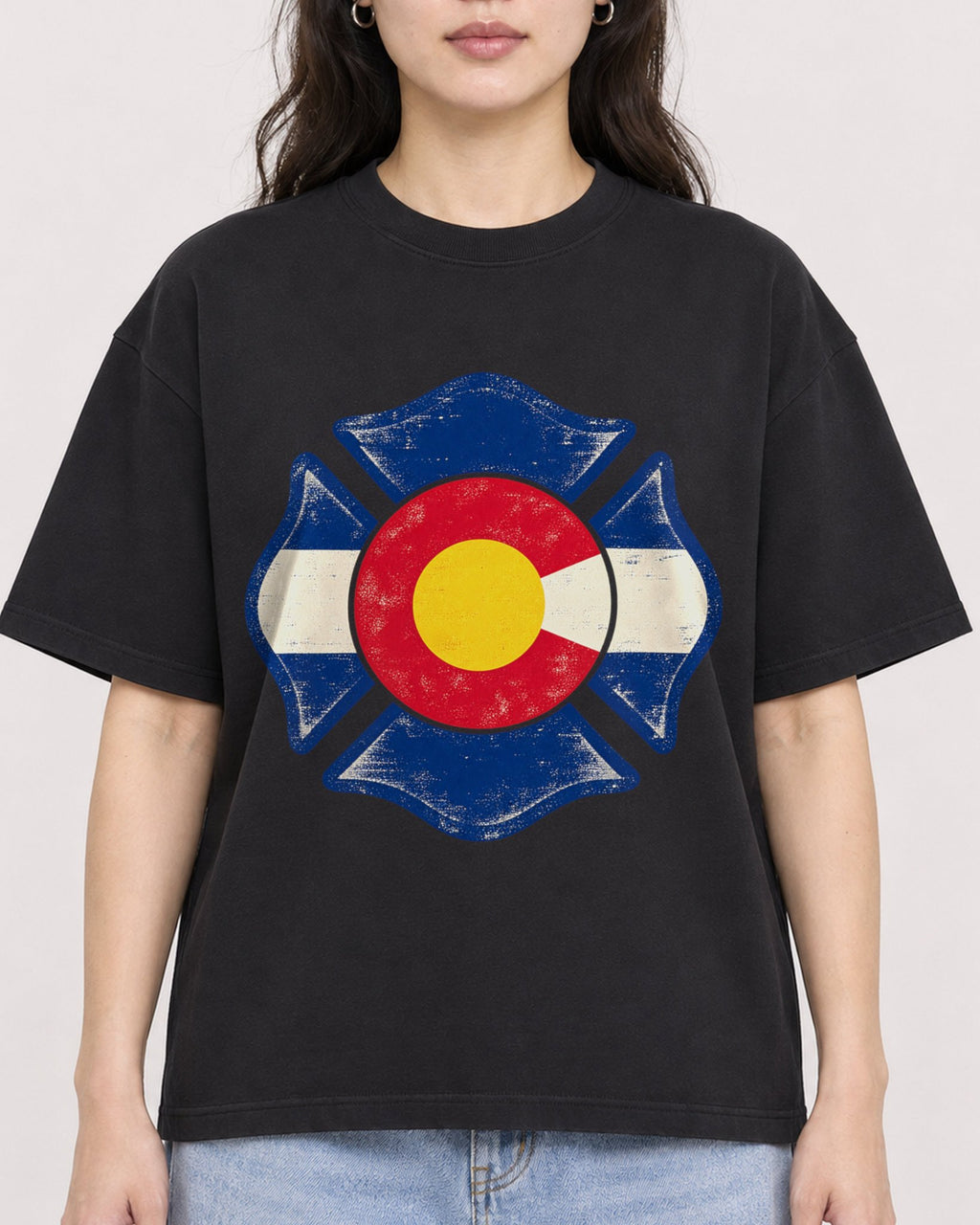 Mockup Boxy Heavyweight Tee Black female close-up 03