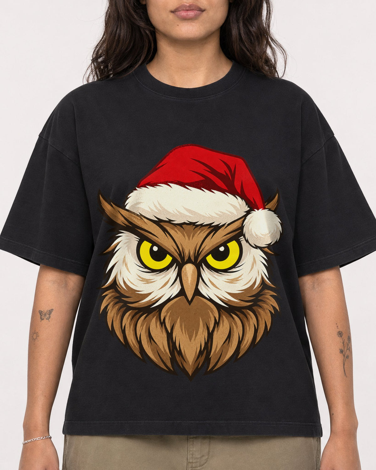 Mockup Boxy Heavyweight Tee Black female close-up 06