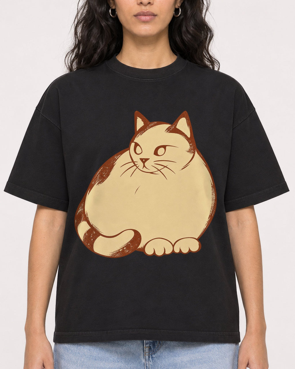 Mockup Boxy Heavyweight Tee Black female close-up 07