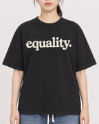 Mockup Boxy Heavyweight Tee Black female close-up 21