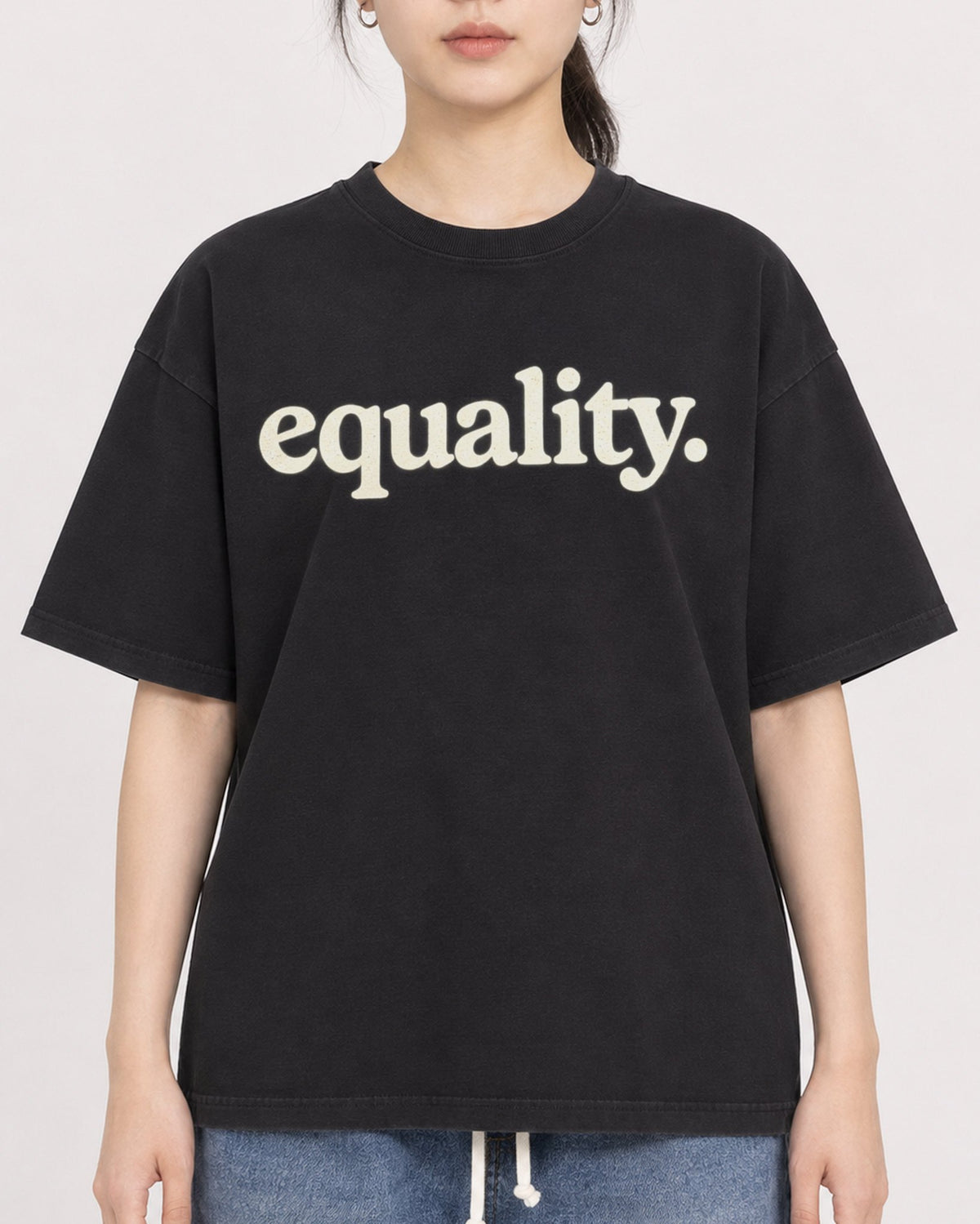 Mockup Boxy Heavyweight Tee Black female close-up 21