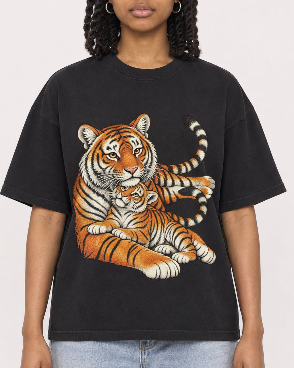 Mockup Boxy Heavyweight Tee Black female close-up 15