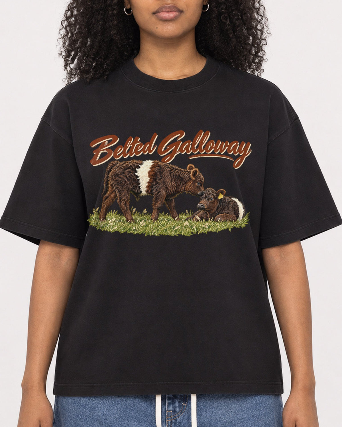Mockup Boxy Heavyweight Tee Black female close-up 05