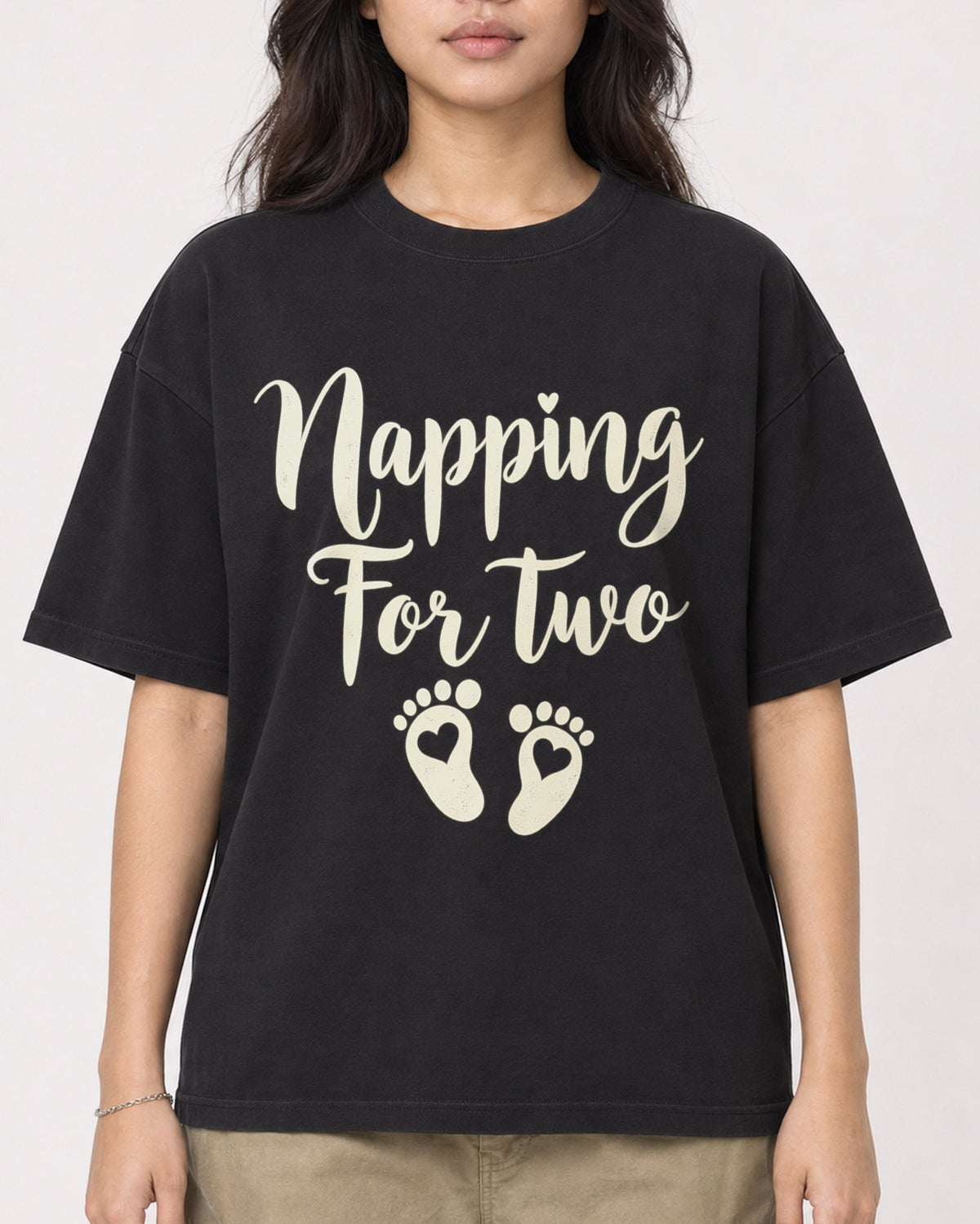 Mockup Boxy Heavyweight Tee Black female close-up 02