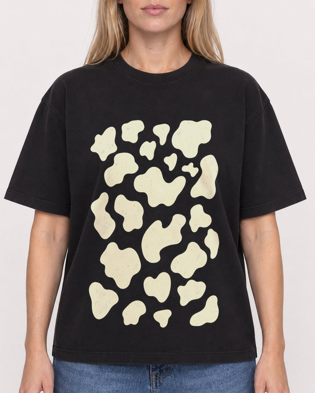Mockup Boxy Heavyweight Tee Black female close-up 08
