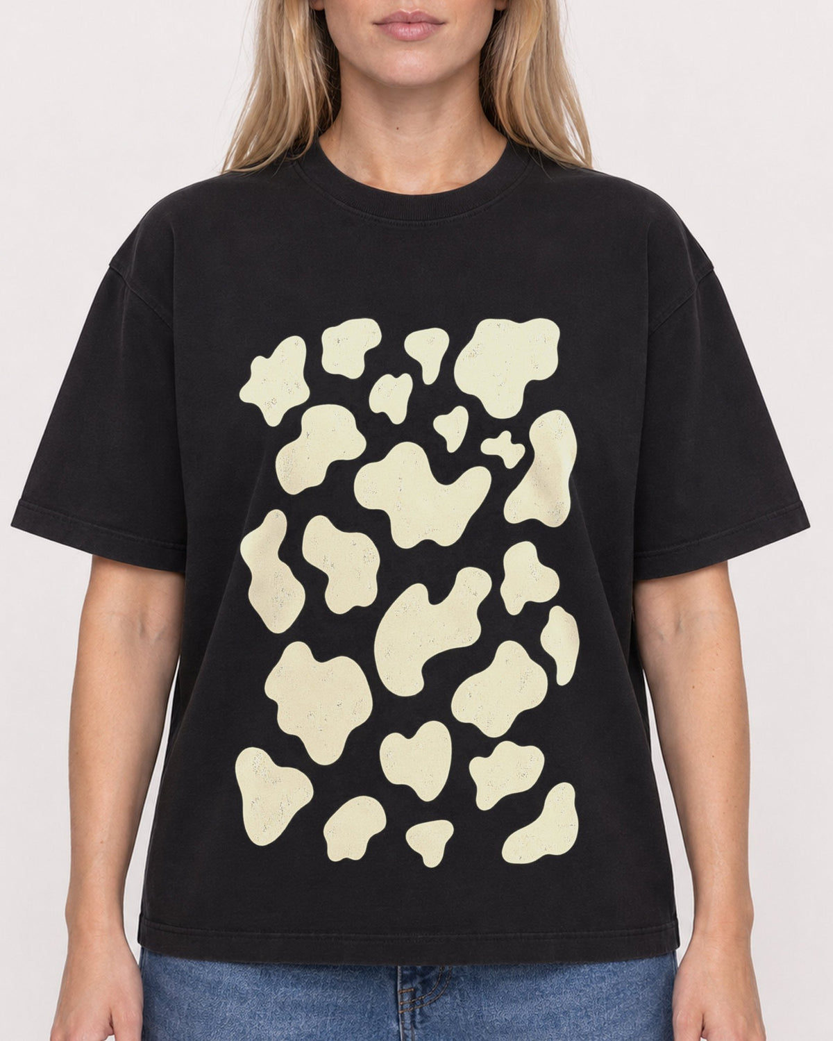 Mockup Boxy Heavyweight Tee Black female close-up 08