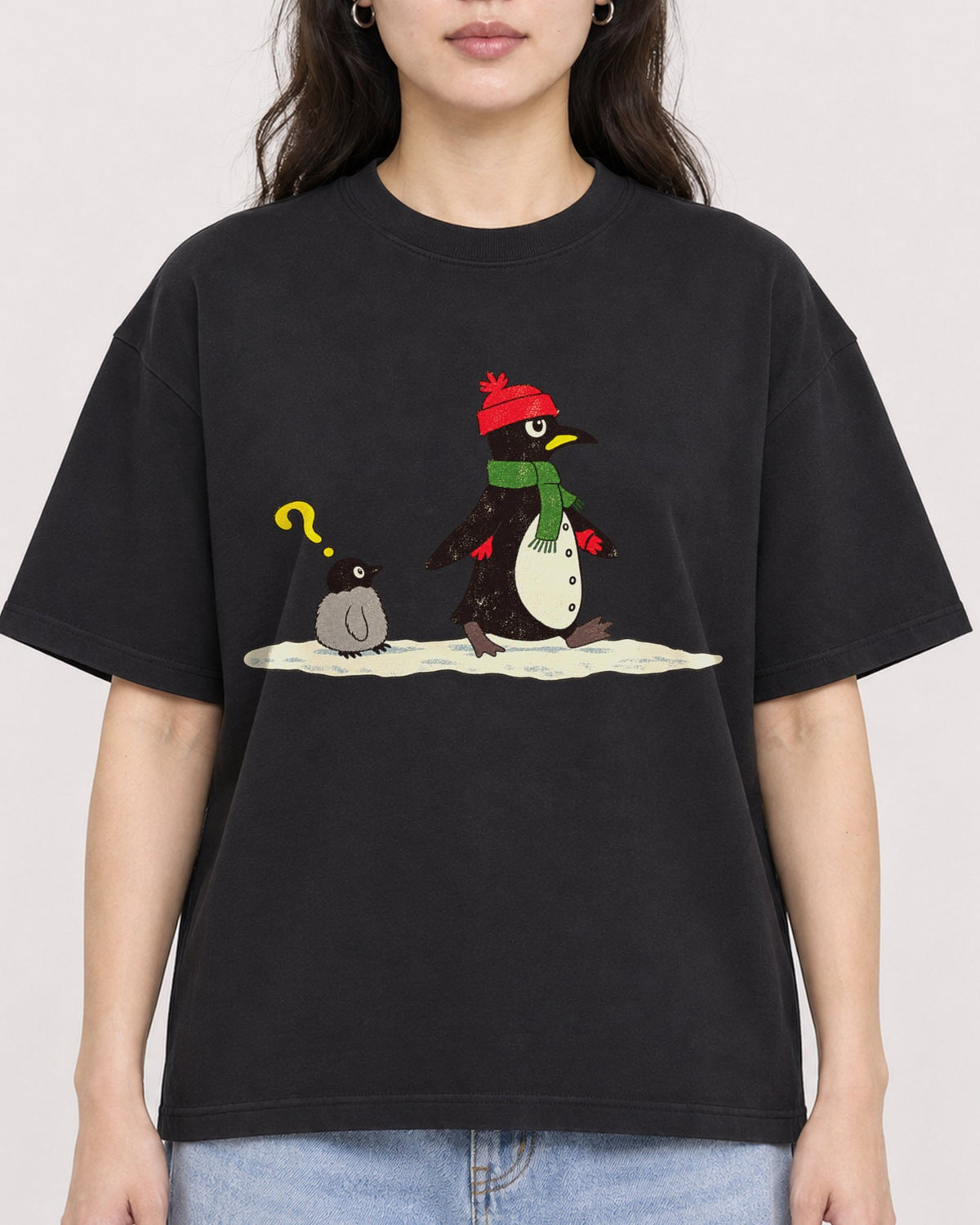 Mockup Boxy Heavyweight Tee Black female close-up 03