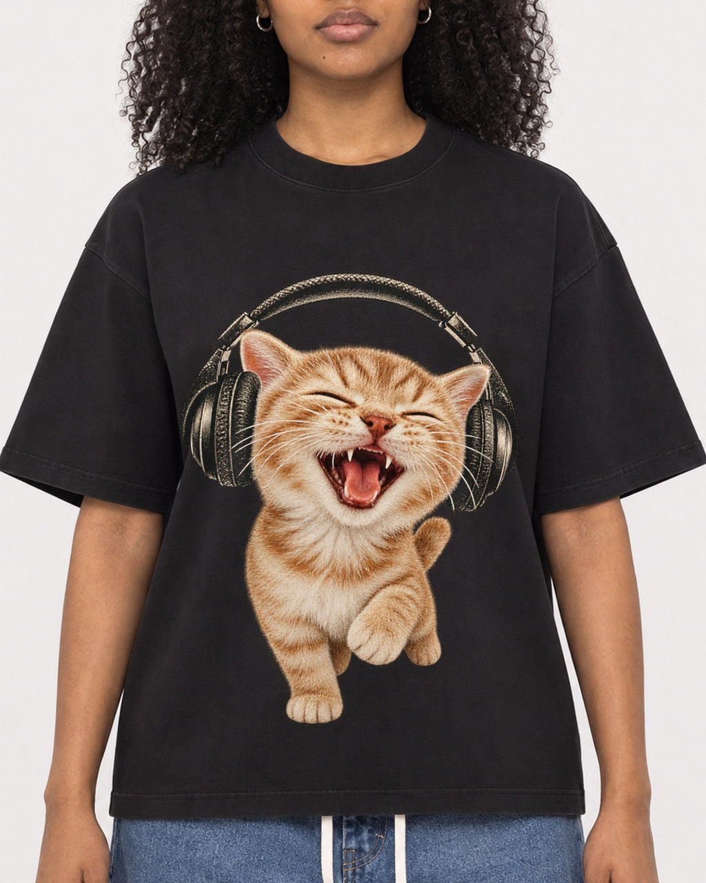 Mockup Boxy Heavyweight Tee Black female close-up 05