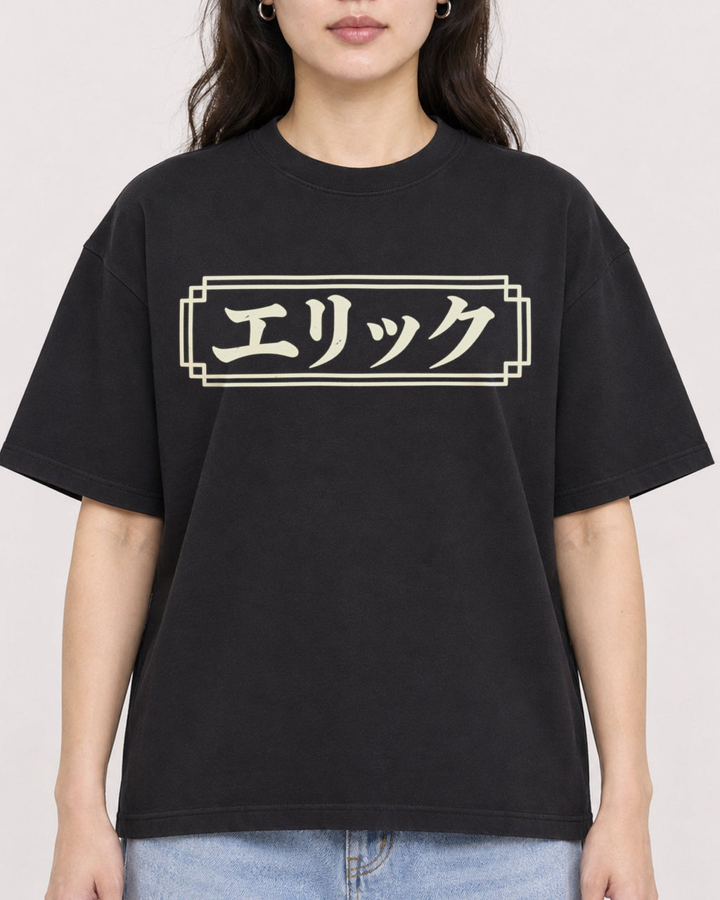 Mockup Boxy Heavyweight Tee Black female close-up 03