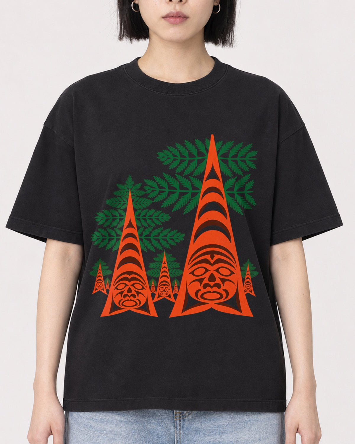 Mockup Boxy Heavyweight Tee Black female close-up 11