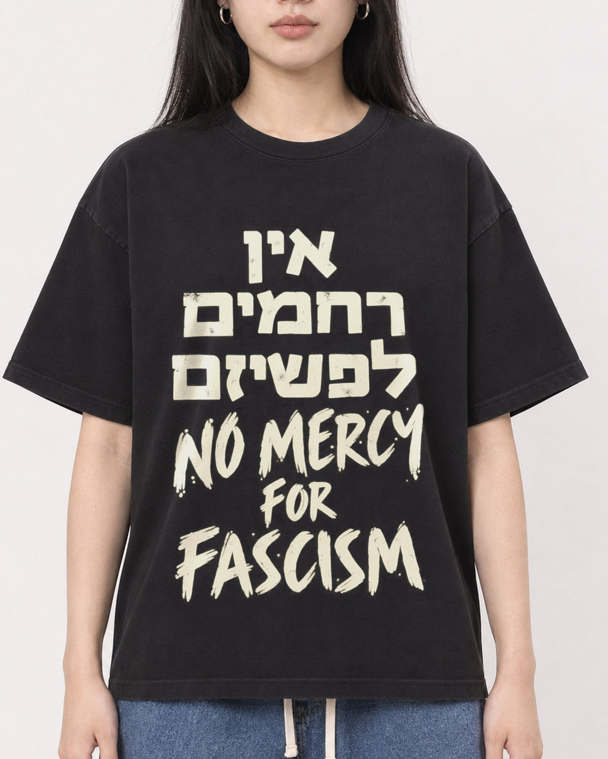 Mockup Boxy Heavyweight Tee Black female close-up 01