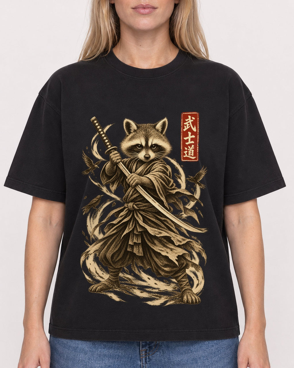 Mockup Boxy Heavyweight Tee Black female close-up 08