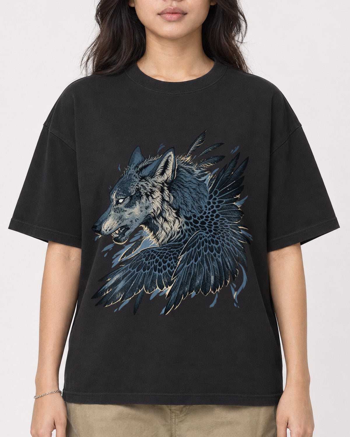 Mockup Boxy Heavyweight Tee Black female close-up 02