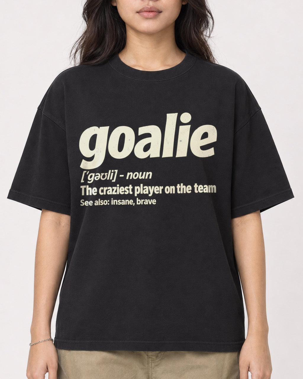 Mockup Boxy Heavyweight Tee Black female close-up 02