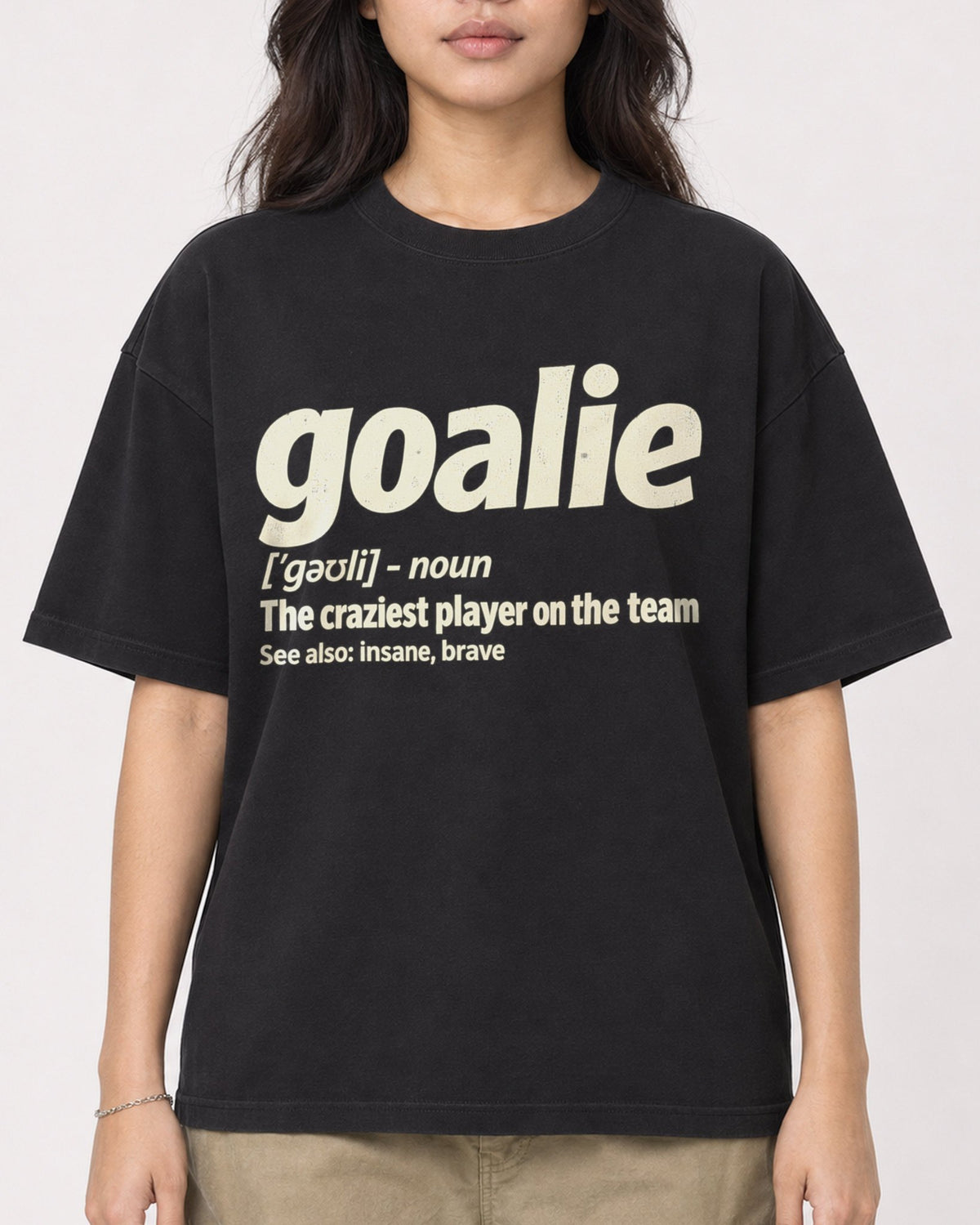Mockup Boxy Heavyweight Tee Black female close-up 02