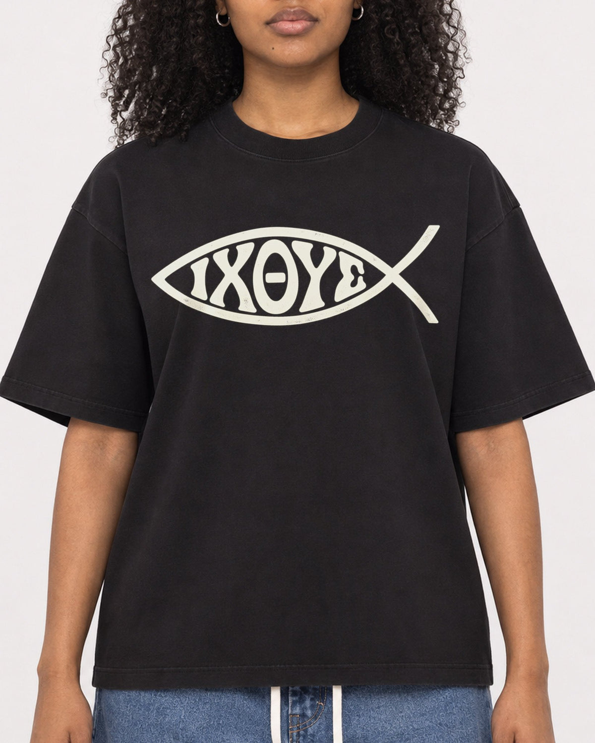 Mockup Boxy Heavyweight Tee Black female close-up 05