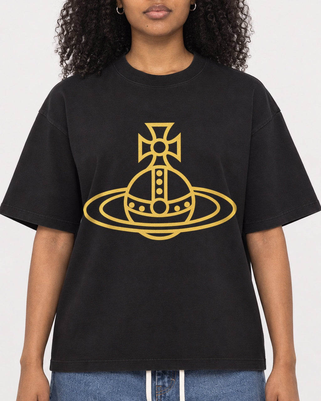 Mockup Boxy Heavyweight Tee Black female close-up 05