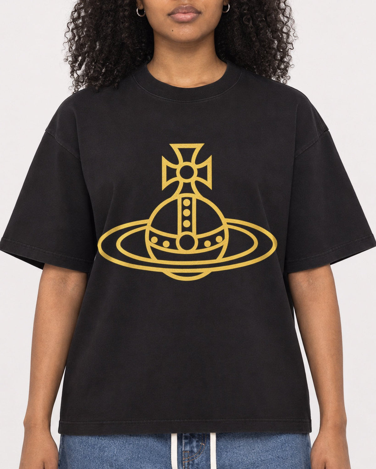 Mockup Boxy Heavyweight Tee Black female close-up 05
