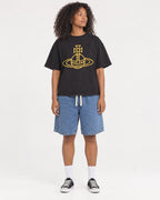 Mockup Boxy Heavyweight Tee Black female full-body 05