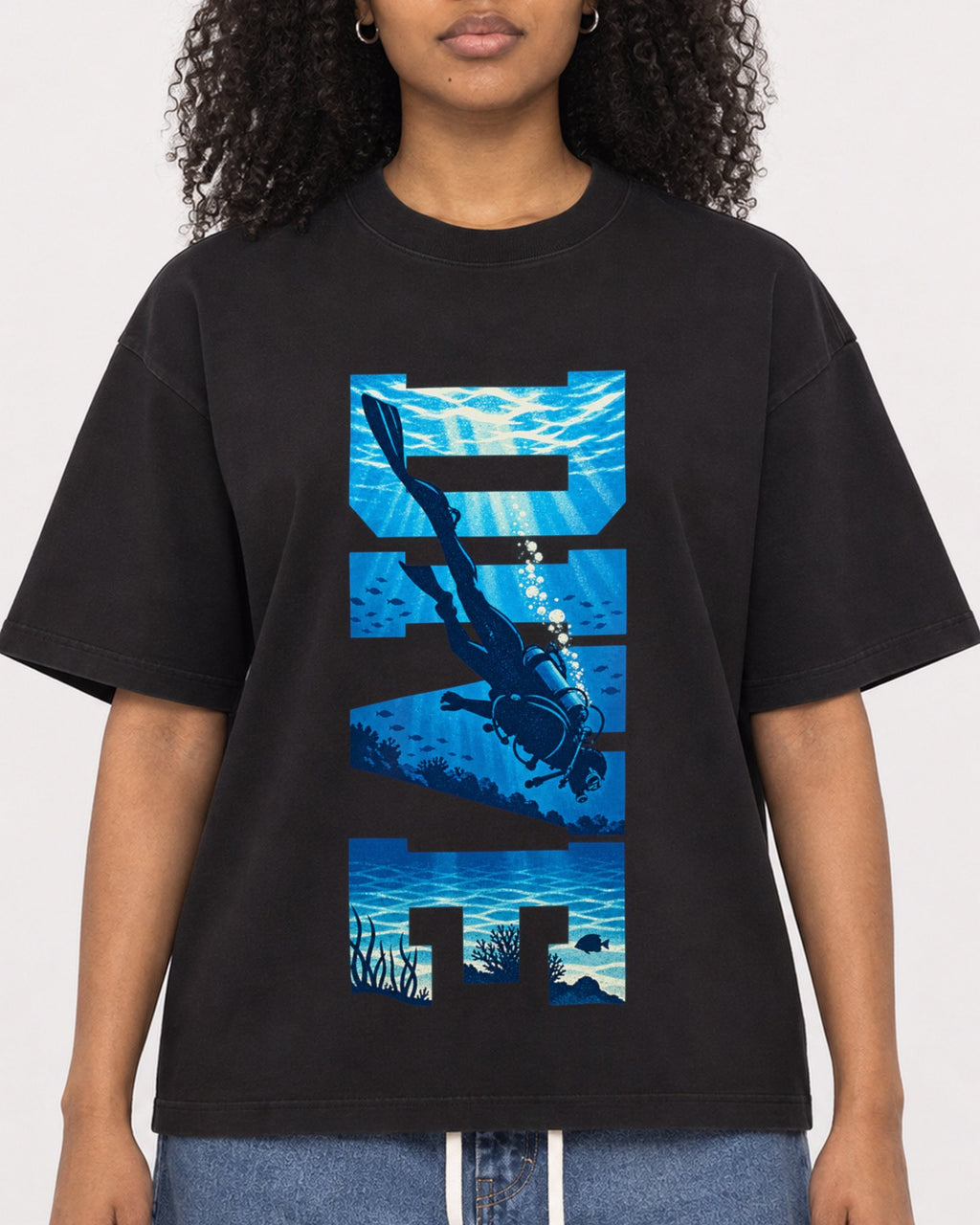 Mockup Boxy Heavyweight Tee Black female close-up 05