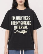 Mockup Boxy Heavyweight Tee Black female close-up 01
