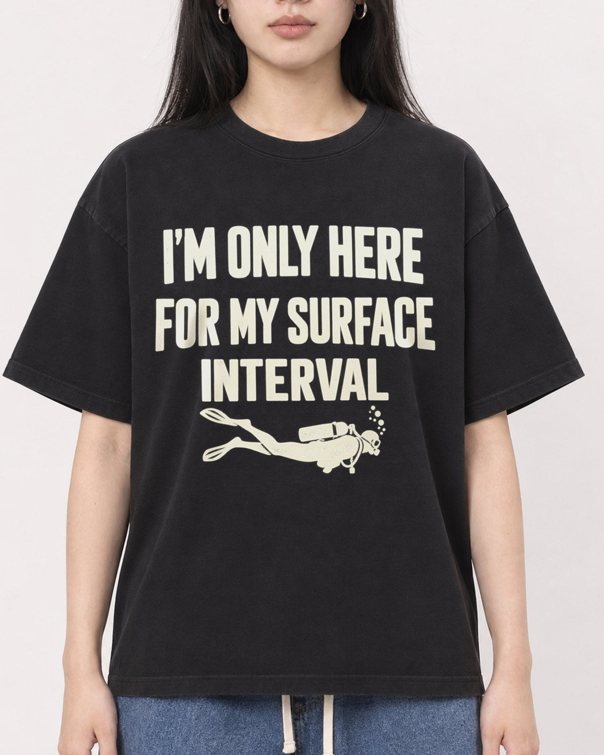 Mockup Boxy Heavyweight Tee Black female close-up 01