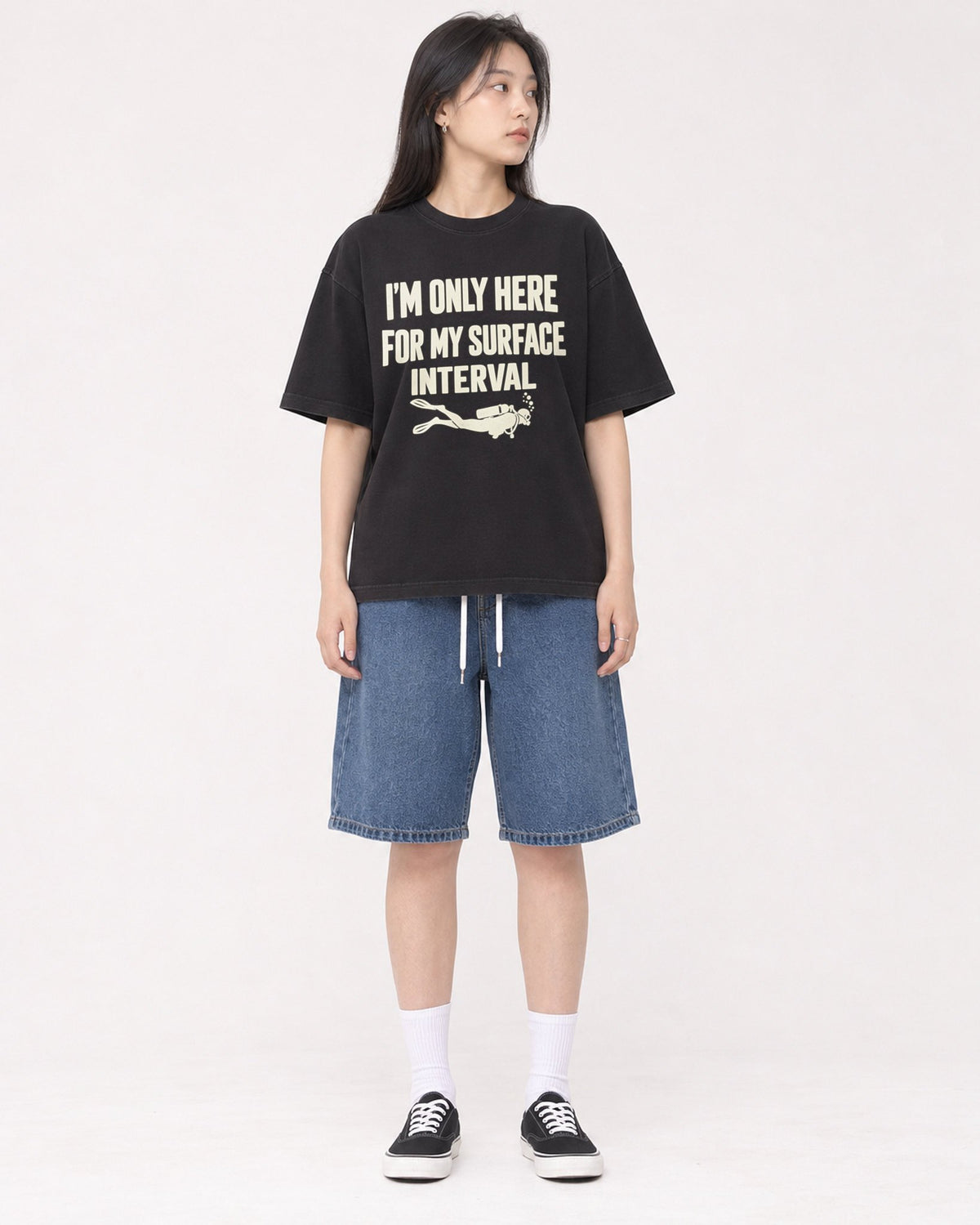 Mockup Boxy Heavyweight Tee Black female full-body 01