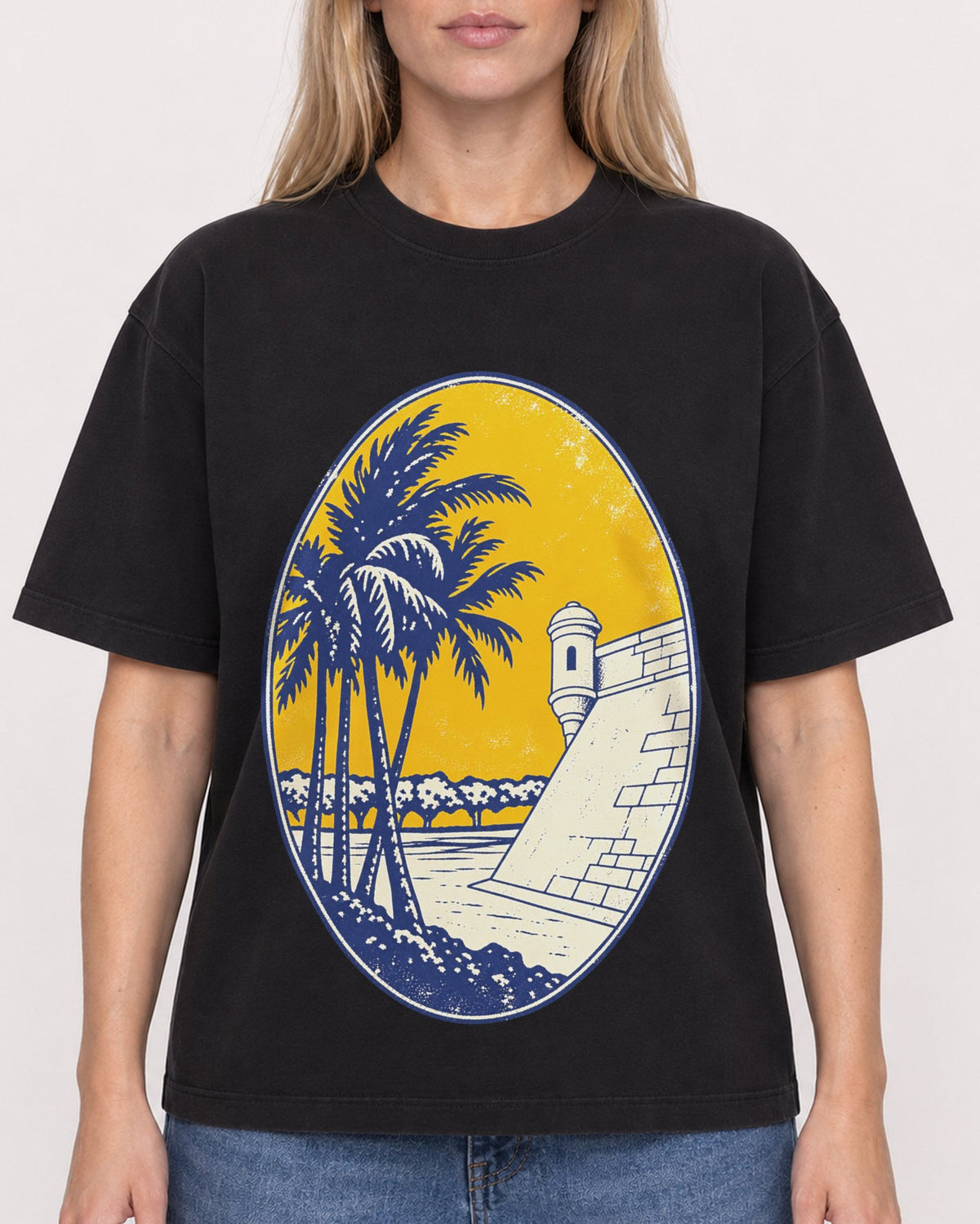 Mockup Boxy Heavyweight Tee Black female close-up 08