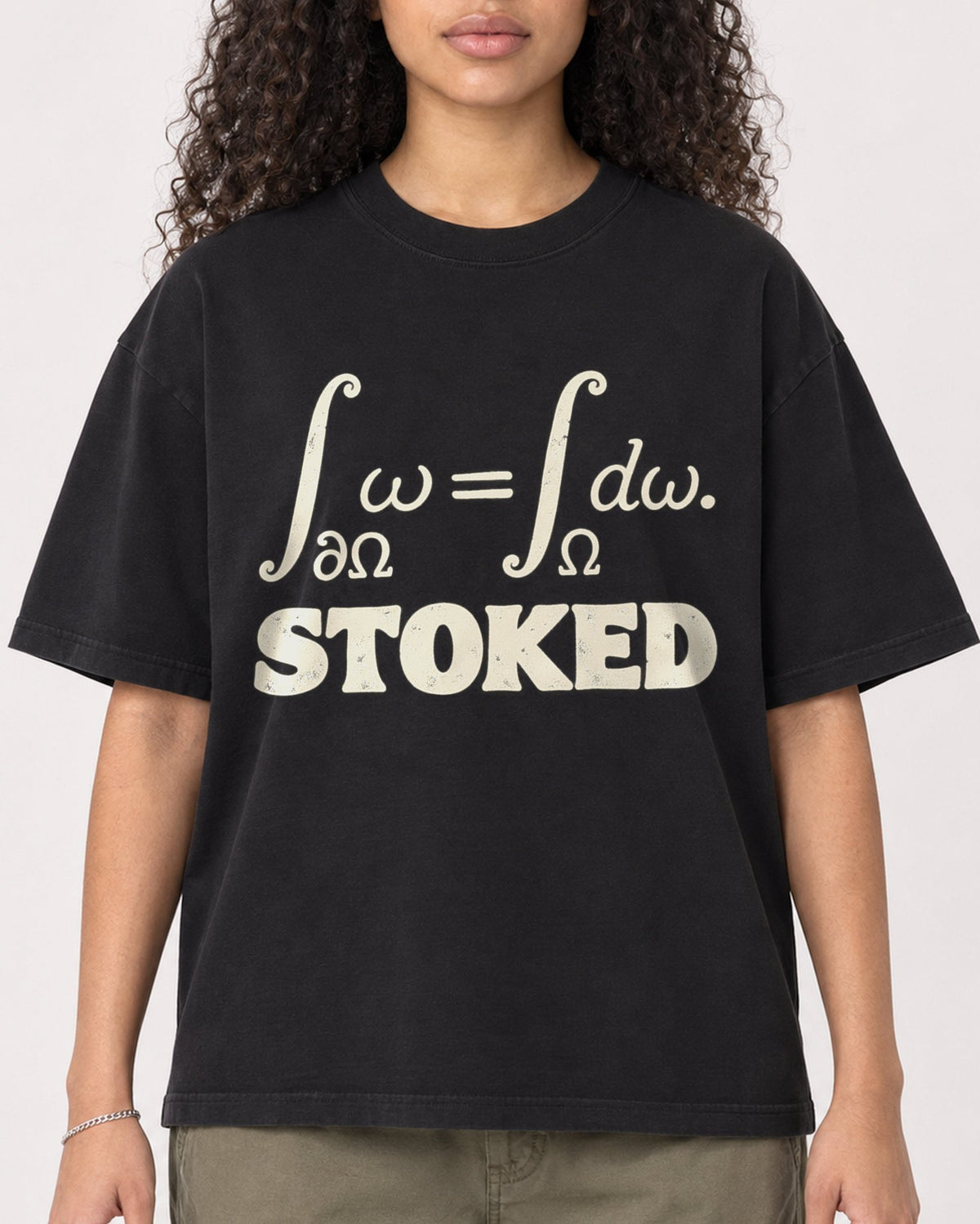 Mockup Boxy Heavyweight Tee Black female close-up 10