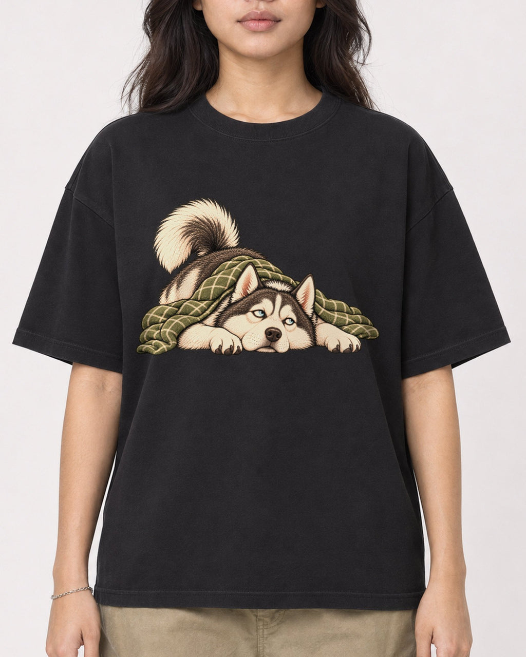 Mockup Boxy Heavyweight Tee Black female close-up 02