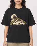 Mockup Boxy Heavyweight Tee Black female close-up 02
