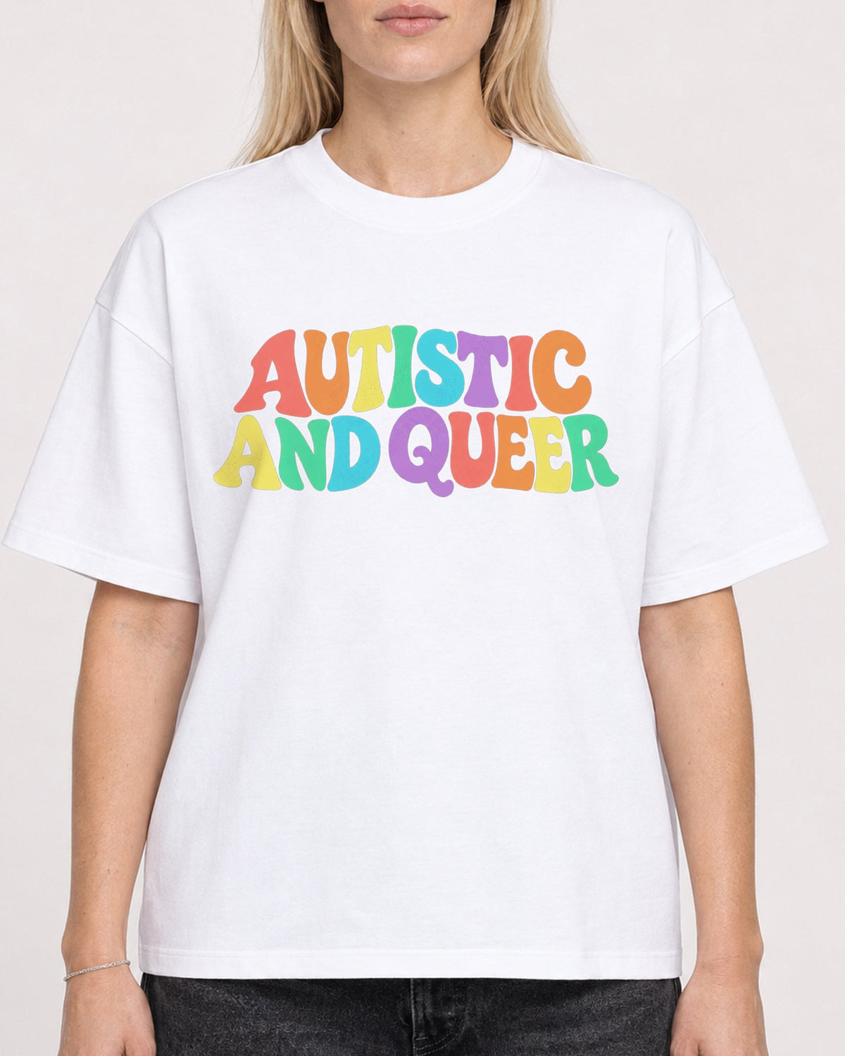 Mockup Boxy Heavyweight Tee White female close-up 08