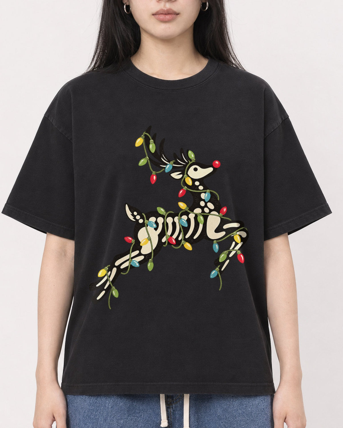 Mockup Boxy Heavyweight Tee Black female close-up 01