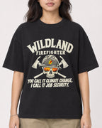 Mockup Boxy Heavyweight Tee Black female close-up 02