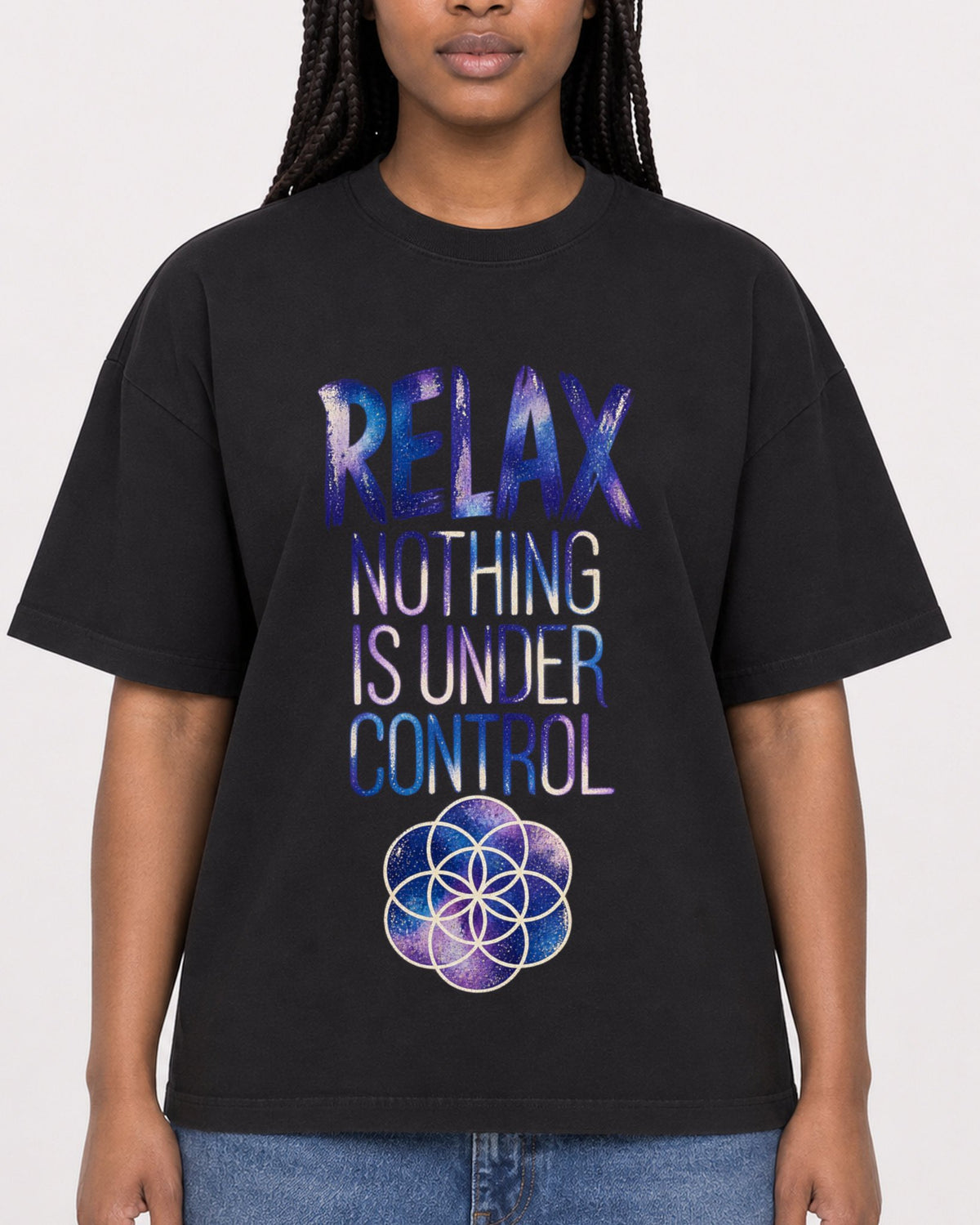 Mockup Boxy Heavyweight Tee Black female close-up 04