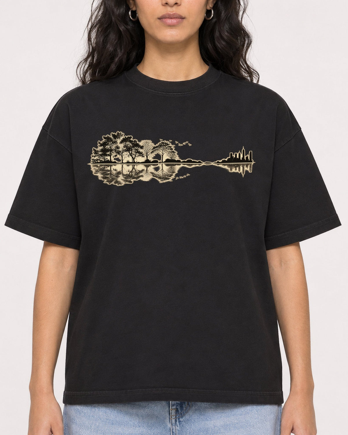 Mockup Boxy Heavyweight Tee Black female close-up 07
