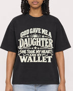 Mockup Boxy Heavyweight Tee Black female close-up 15