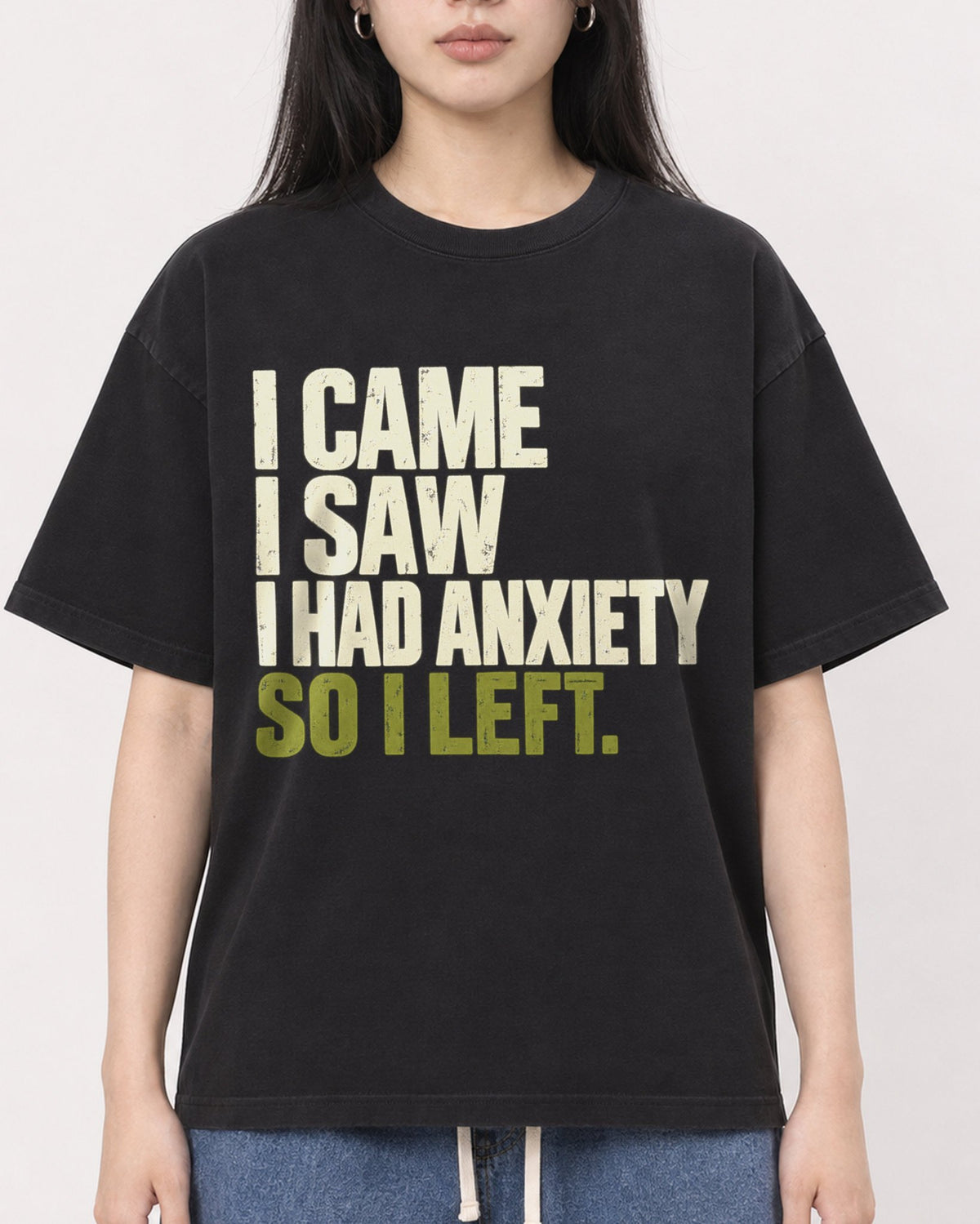 Mockup Boxy Heavyweight Tee Black female close-up 01